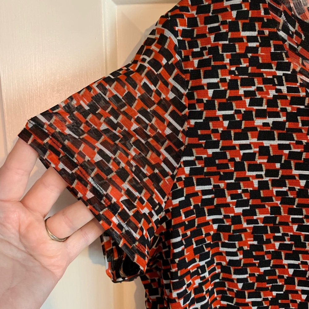 Dana Buchman Black & Rust Geometric V-Neck Short Sleeve Top - Picture 4 of 7